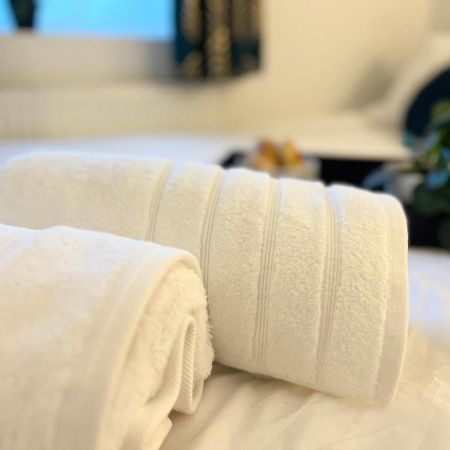 3 Cosy Homes Walking Distance To Mall With Parking Available To Book Separately 3 Bed House Or 1 Bed Apartment Or Studio Londra Dış mekan fotoğraf