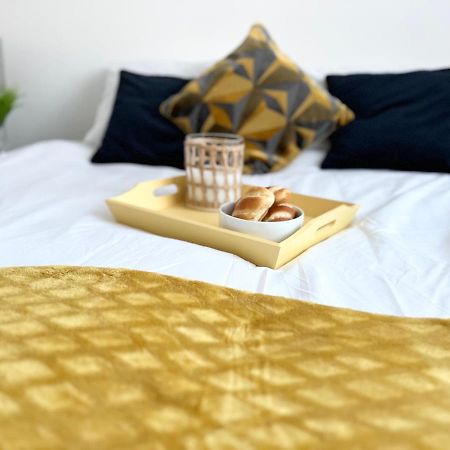 3 Cosy Homes Walking Distance To Mall With Parking Available To Book Separately 3 Bed House Or 1 Bed Apartment Or Studio Londra Dış mekan fotoğraf