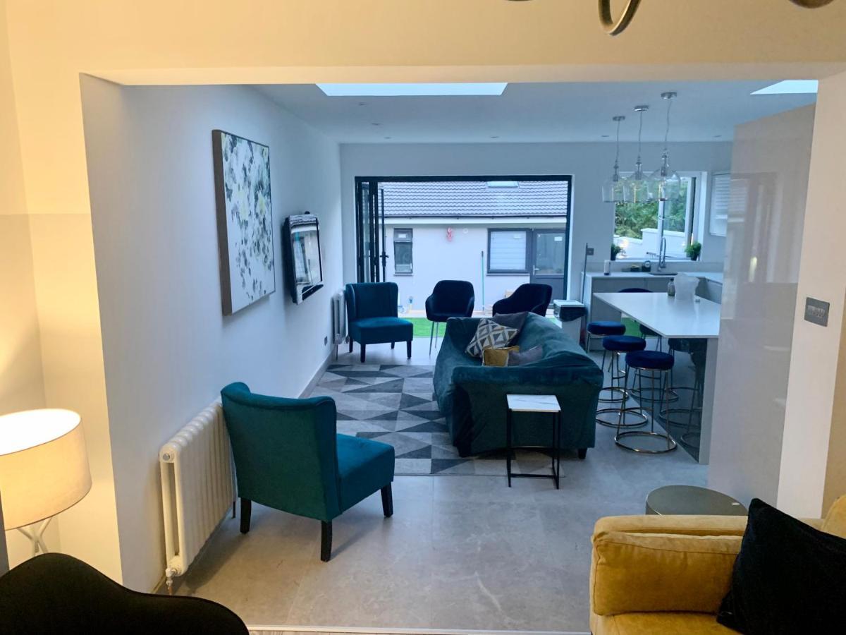 3 Cosy Homes Walking Distance To Mall With Parking Available To Book Separately 3 Bed House Or 1 Bed Apartment Or Studio Londra Dış mekan fotoğraf