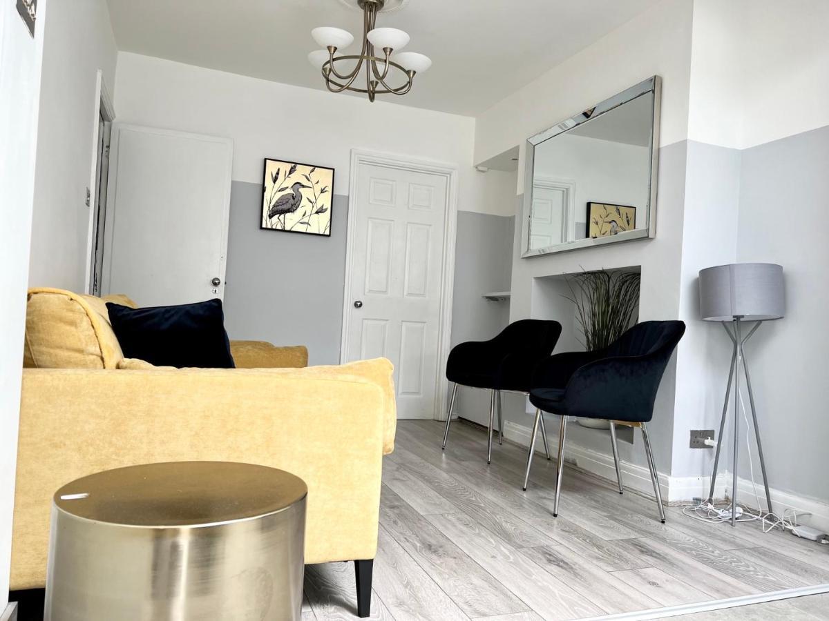 3 Cosy Homes Walking Distance To Mall With Parking Available To Book Separately 3 Bed House Or 1 Bed Apartment Or Studio Londra Dış mekan fotoğraf