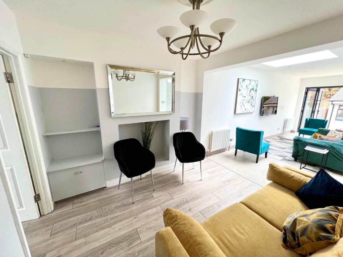 3 Cosy Homes Walking Distance To Mall With Parking Available To Book Separately 3 Bed House Or 1 Bed Apartment Or Studio Londra Dış mekan fotoğraf