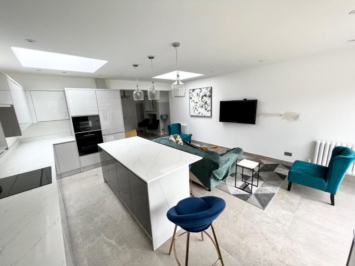 3 Cosy Homes Walking Distance To Mall With Parking Available To Book Separately 3 Bed House Or 1 Bed Apartment Or Studio Londra Dış mekan fotoğraf