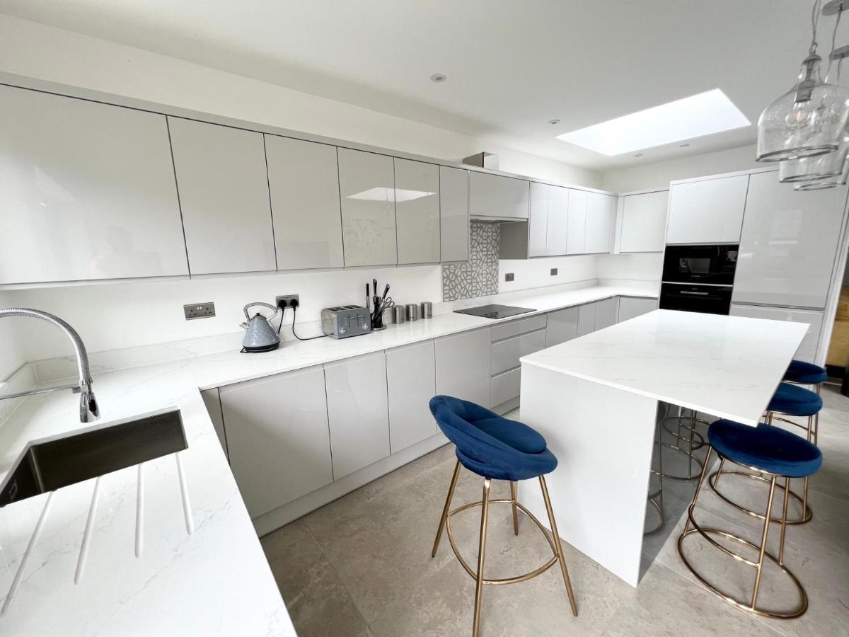 3 Cosy Homes Walking Distance To Mall With Parking Available To Book Separately 3 Bed House Or 1 Bed Apartment Or Studio Londra Dış mekan fotoğraf