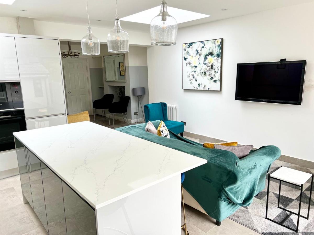 3 Cosy Homes Walking Distance To Mall With Parking Available To Book Separately 3 Bed House Or 1 Bed Apartment Or Studio Londra Dış mekan fotoğraf