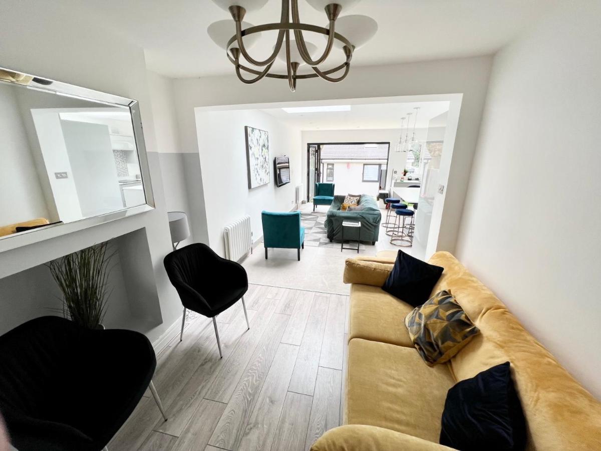 3 Cosy Homes Walking Distance To Mall With Parking Available To Book Separately 3 Bed House Or 1 Bed Apartment Or Studio Londra Dış mekan fotoğraf