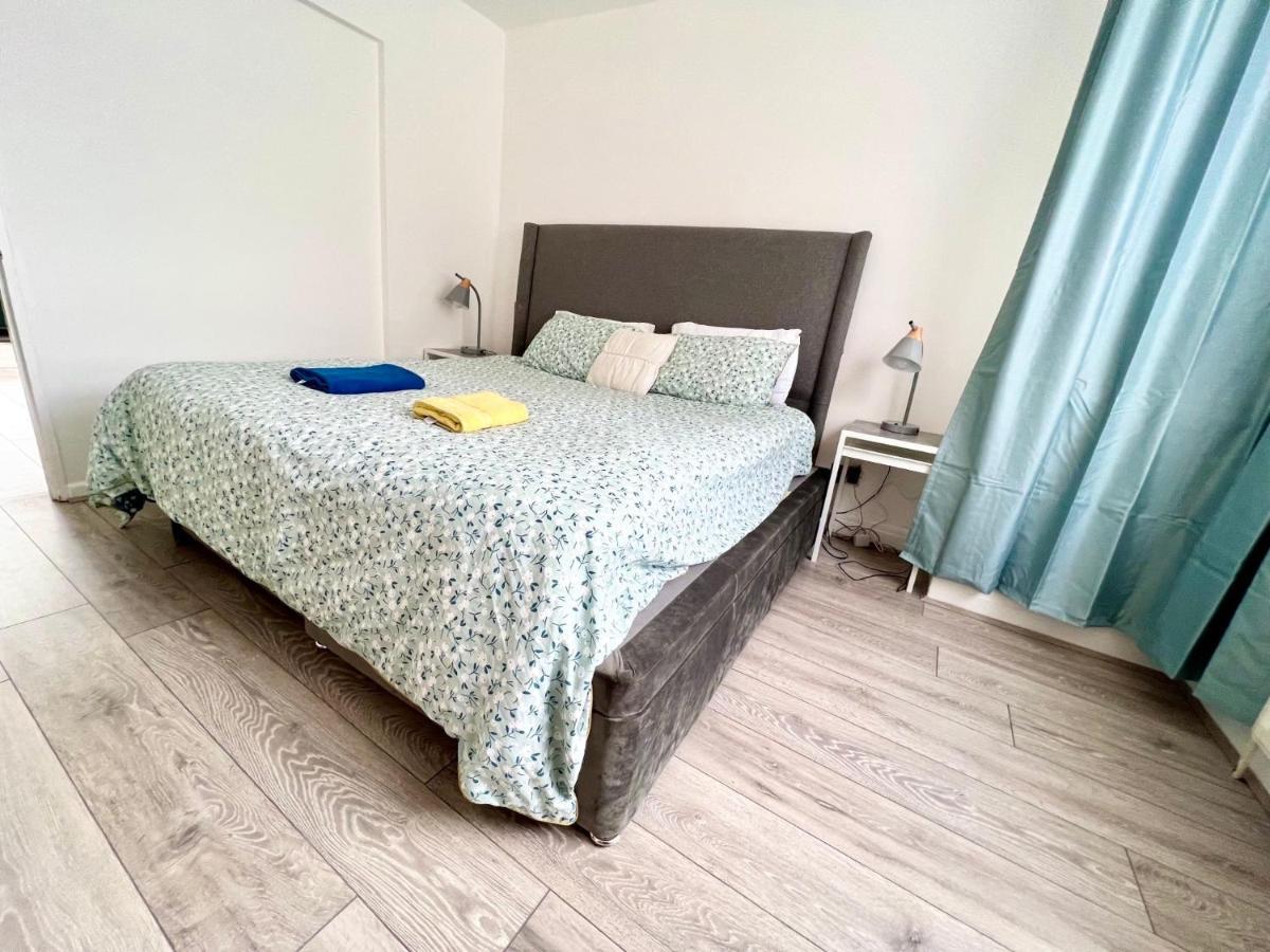 3 Cosy Homes Walking Distance To Mall With Parking Available To Book Separately 3 Bed House Or 1 Bed Apartment Or Studio Londra Dış mekan fotoğraf
