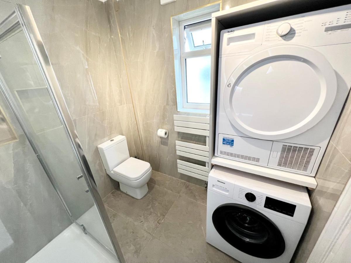 3 Cosy Homes Walking Distance To Mall With Parking Available To Book Separately 3 Bed House Or 1 Bed Apartment Or Studio Londra Dış mekan fotoğraf