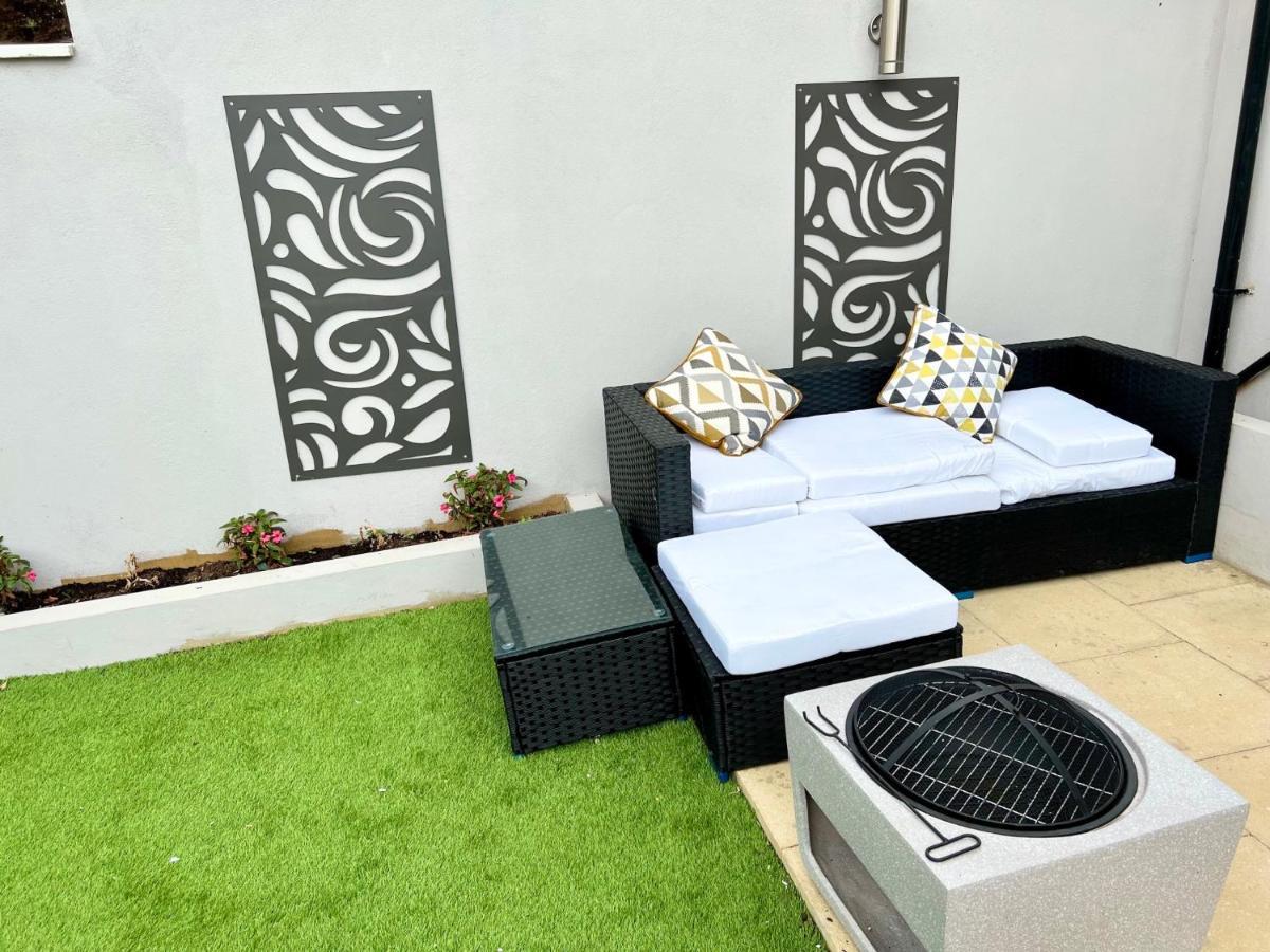 3 Cosy Homes Walking Distance To Mall With Parking Available To Book Separately 3 Bed House Or 1 Bed Apartment Or Studio Londra Dış mekan fotoğraf