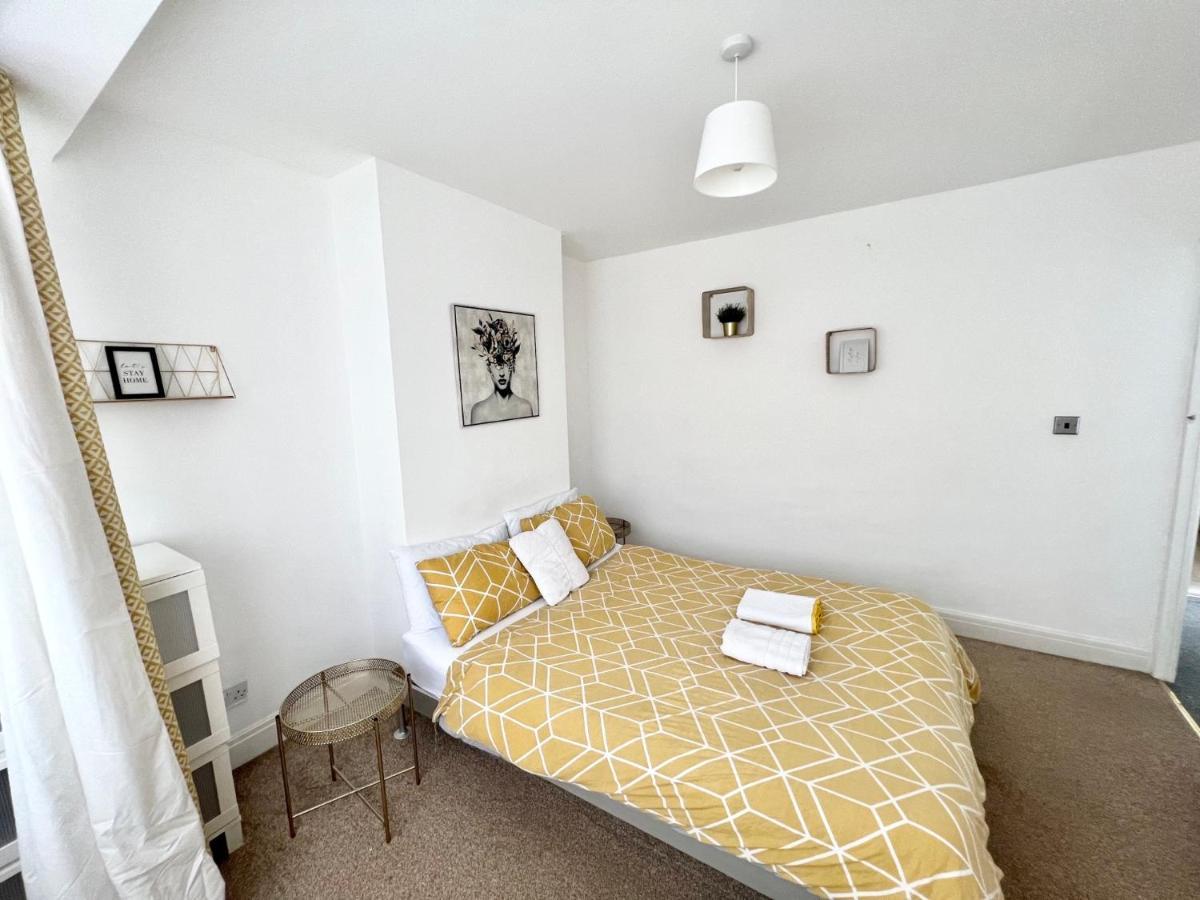 3 Cosy Homes Walking Distance To Mall With Parking Available To Book Separately 3 Bed House Or 1 Bed Apartment Or Studio Londra Dış mekan fotoğraf
