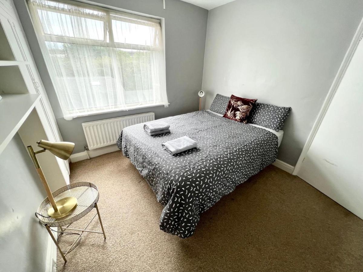 3 Cosy Homes Walking Distance To Mall With Parking Available To Book Separately 3 Bed House Or 1 Bed Apartment Or Studio Londra Dış mekan fotoğraf