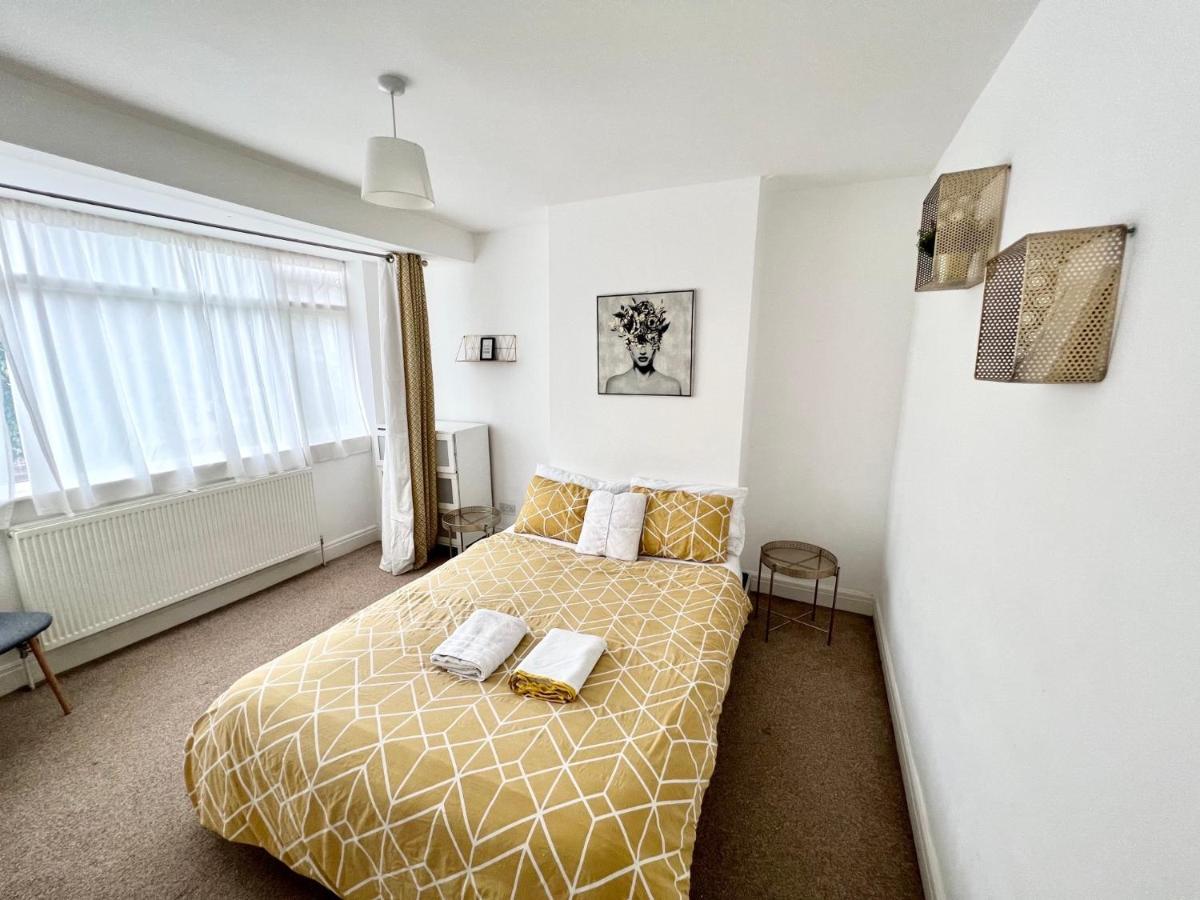 3 Cosy Homes Walking Distance To Mall With Parking Available To Book Separately 3 Bed House Or 1 Bed Apartment Or Studio Londra Dış mekan fotoğraf