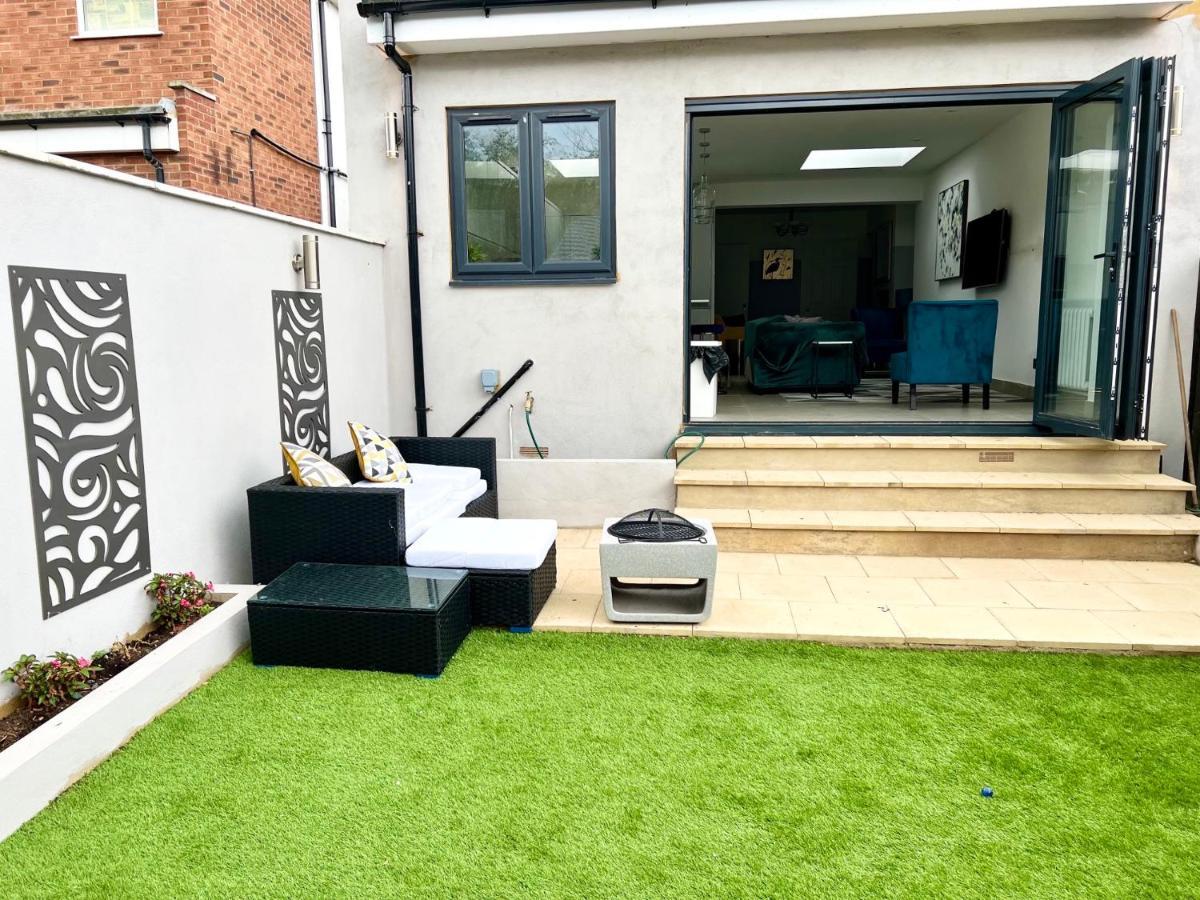 3 Cosy Homes Walking Distance To Mall With Parking Available To Book Separately 3 Bed House Or 1 Bed Apartment Or Studio Londra Dış mekan fotoğraf
