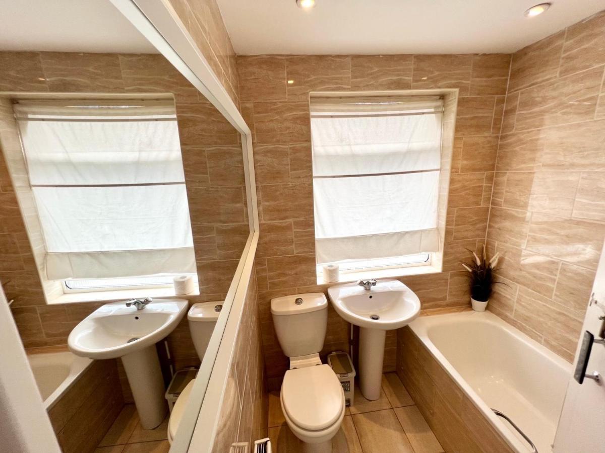 3 Cosy Homes Walking Distance To Mall With Parking Available To Book Separately 3 Bed House Or 1 Bed Apartment Or Studio Londra Dış mekan fotoğraf