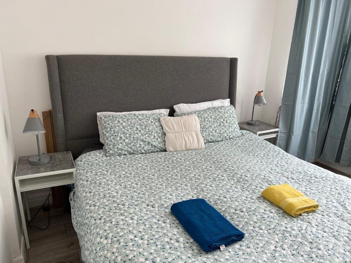 3 Cosy Homes Walking Distance To Mall With Parking Available To Book Separately 3 Bed House Or 1 Bed Apartment Or Studio Londra Dış mekan fotoğraf