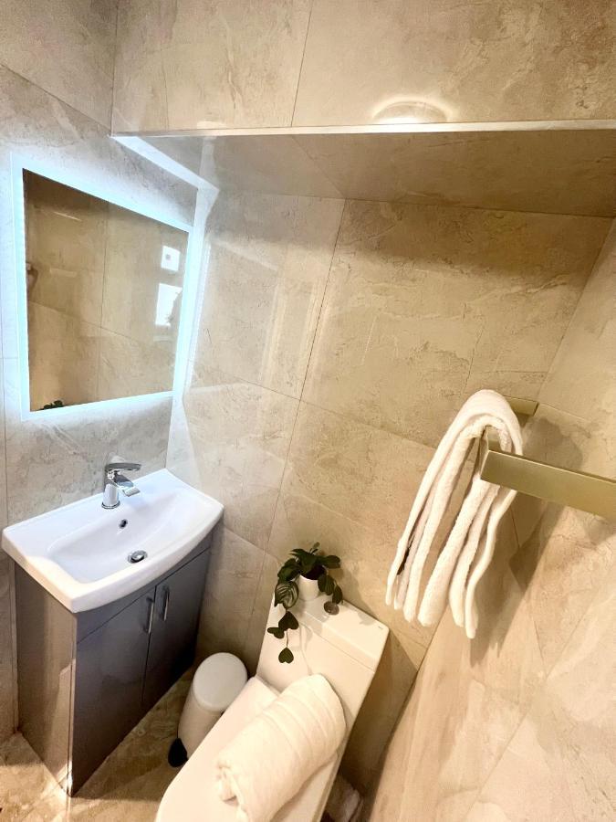 3 Cosy Homes Walking Distance To Mall With Parking Available To Book Separately 3 Bed House Or 1 Bed Apartment Or Studio Londra Dış mekan fotoğraf