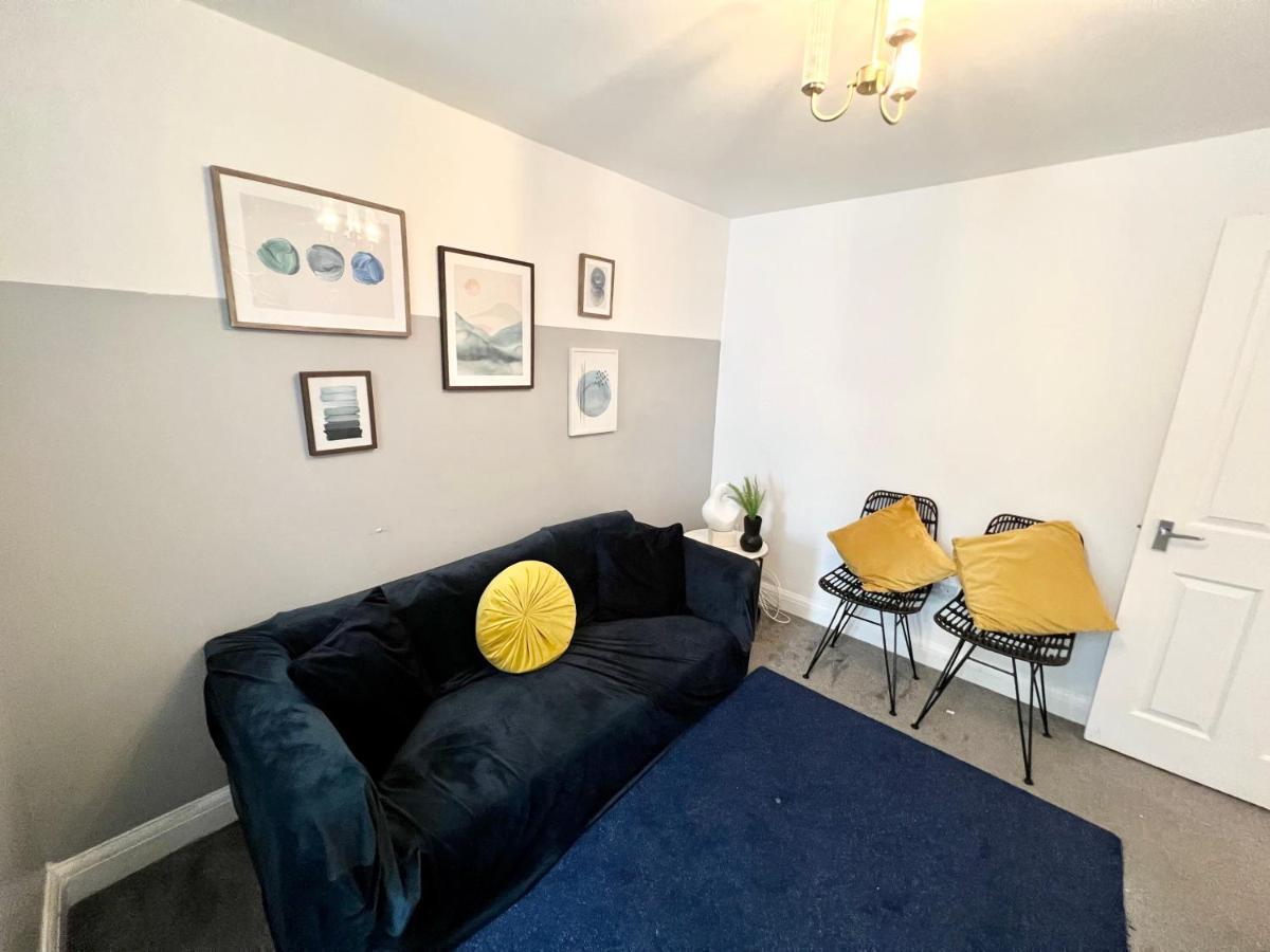 3 Cosy Homes Walking Distance To Mall With Parking Available To Book Separately 3 Bed House Or 1 Bed Apartment Or Studio Londra Dış mekan fotoğraf