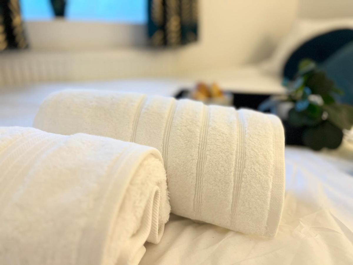 3 Cosy Homes Walking Distance To Mall With Parking Available To Book Separately 3 Bed House Or 1 Bed Apartment Or Studio Londra Dış mekan fotoğraf