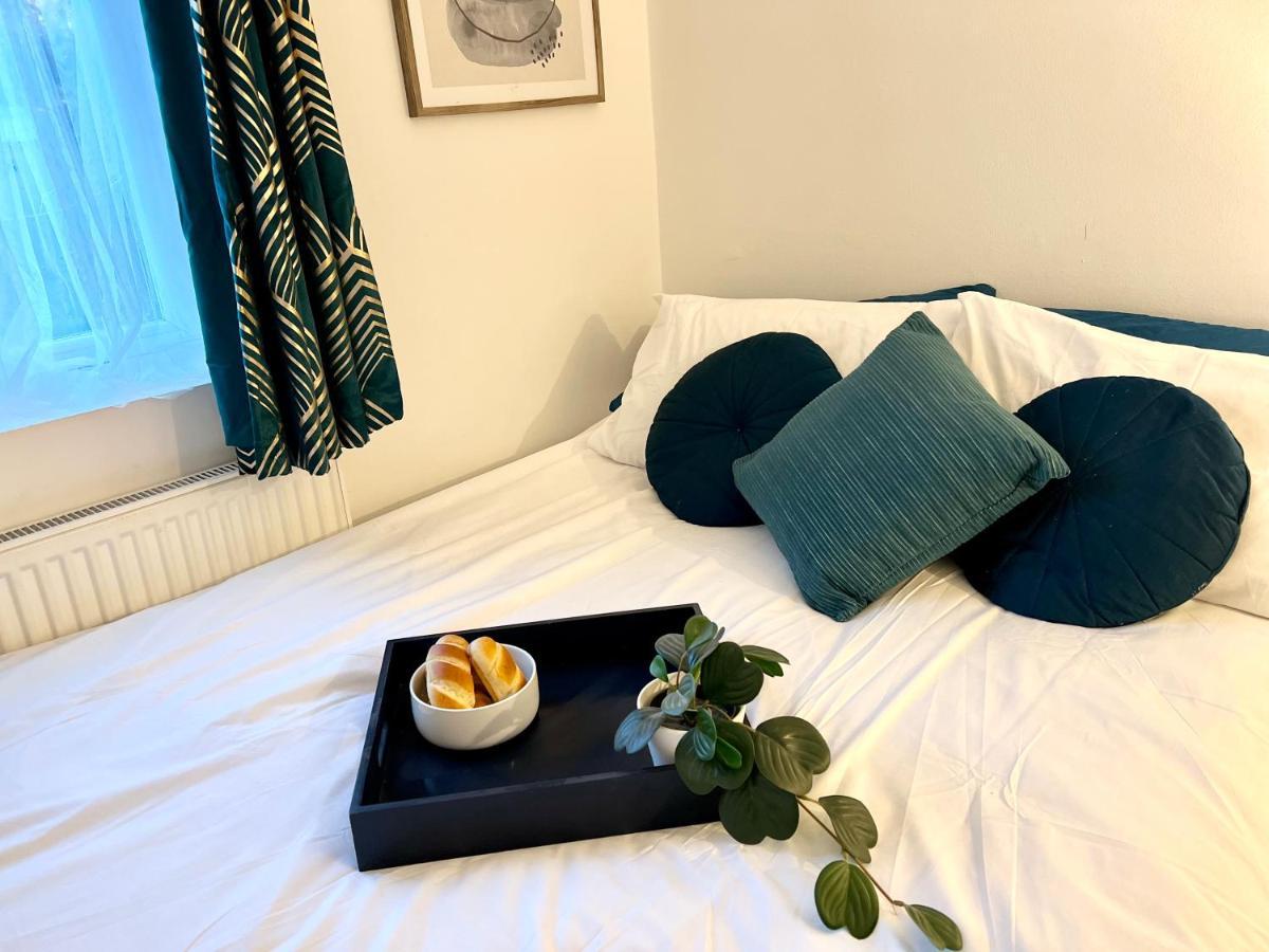 3 Cosy Homes Walking Distance To Mall With Parking Available To Book Separately 3 Bed House Or 1 Bed Apartment Or Studio Londra Dış mekan fotoğraf