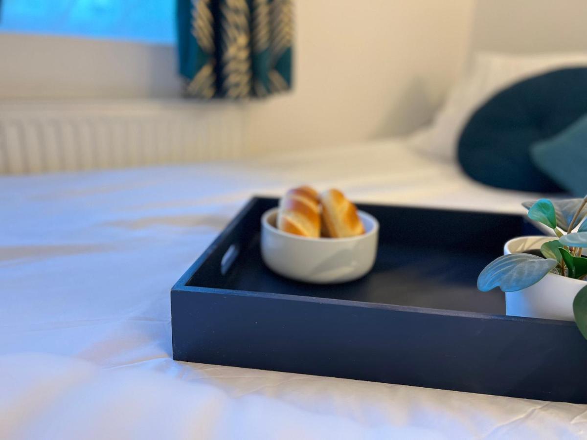 3 Cosy Homes Walking Distance To Mall With Parking Available To Book Separately 3 Bed House Or 1 Bed Apartment Or Studio Londra Dış mekan fotoğraf