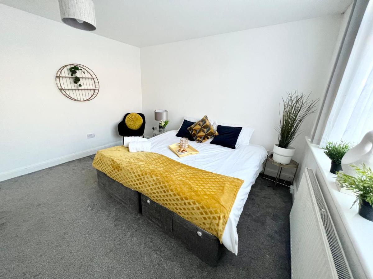 3 Cosy Homes Walking Distance To Mall With Parking Available To Book Separately 3 Bed House Or 1 Bed Apartment Or Studio Londra Dış mekan fotoğraf