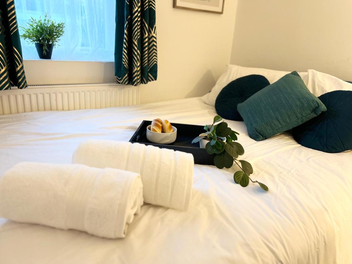3 Cosy Homes Walking Distance To Mall With Parking Available To Book Separately 3 Bed House Or 1 Bed Apartment Or Studio Londra Dış mekan fotoğraf