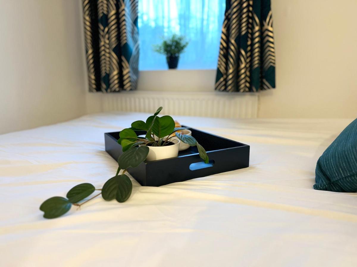 3 Cosy Homes Walking Distance To Mall With Parking Available To Book Separately 3 Bed House Or 1 Bed Apartment Or Studio Londra Dış mekan fotoğraf
