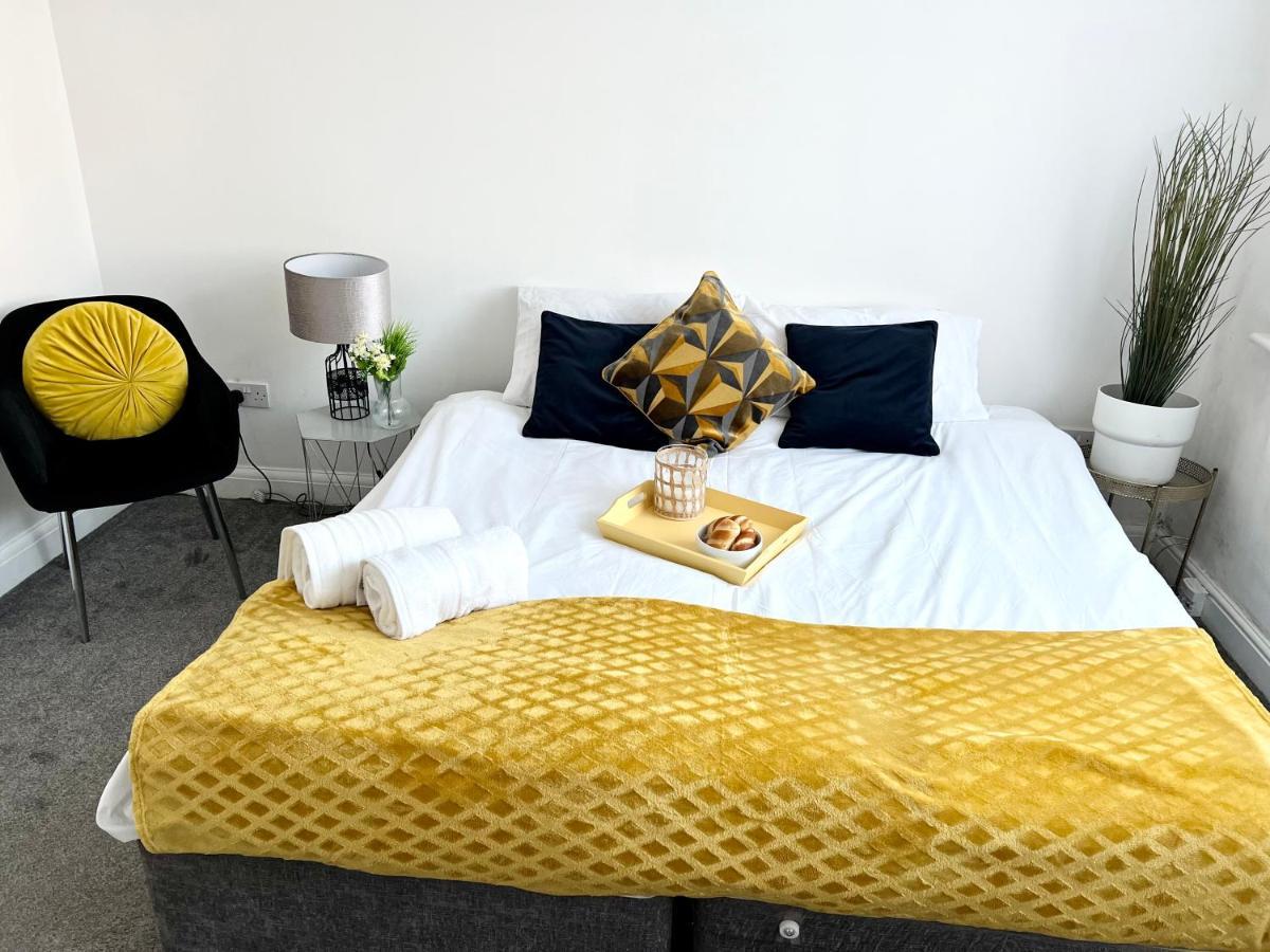 3 Cosy Homes Walking Distance To Mall With Parking Available To Book Separately 3 Bed House Or 1 Bed Apartment Or Studio Londra Dış mekan fotoğraf