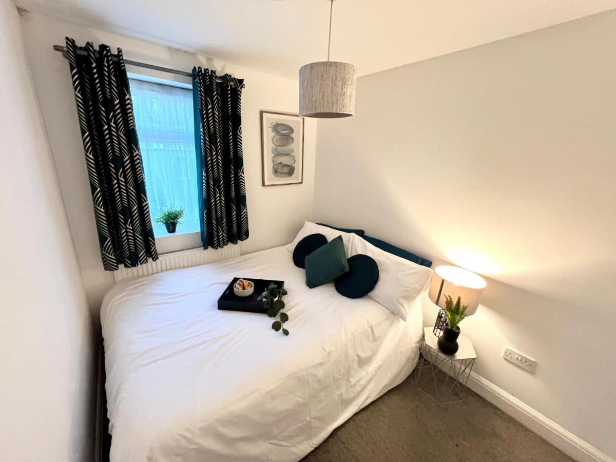 3 Cosy Homes Walking Distance To Mall With Parking Available To Book Separately 3 Bed House Or 1 Bed Apartment Or Studio Londra Dış mekan fotoğraf