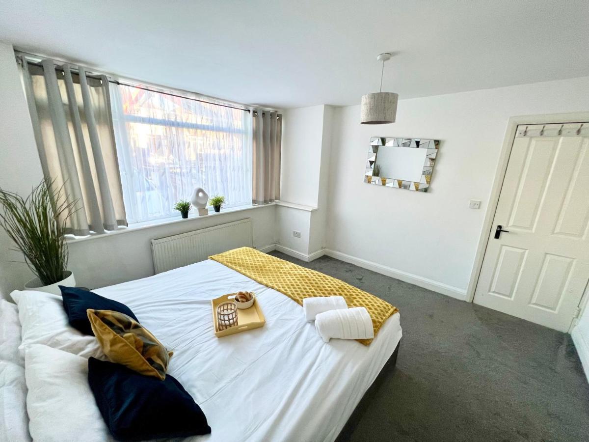 3 Cosy Homes Walking Distance To Mall With Parking Available To Book Separately 3 Bed House Or 1 Bed Apartment Or Studio Londra Dış mekan fotoğraf