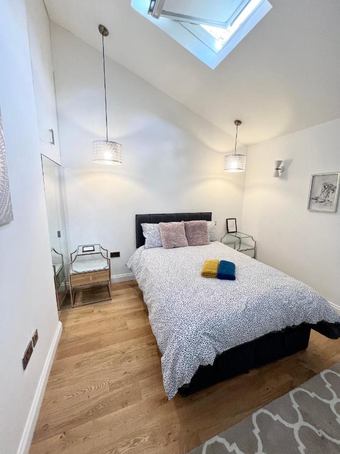 3 Cosy Homes Walking Distance To Mall With Parking Available To Book Separately 3 Bed House Or 1 Bed Apartment Or Studio Londra Dış mekan fotoğraf