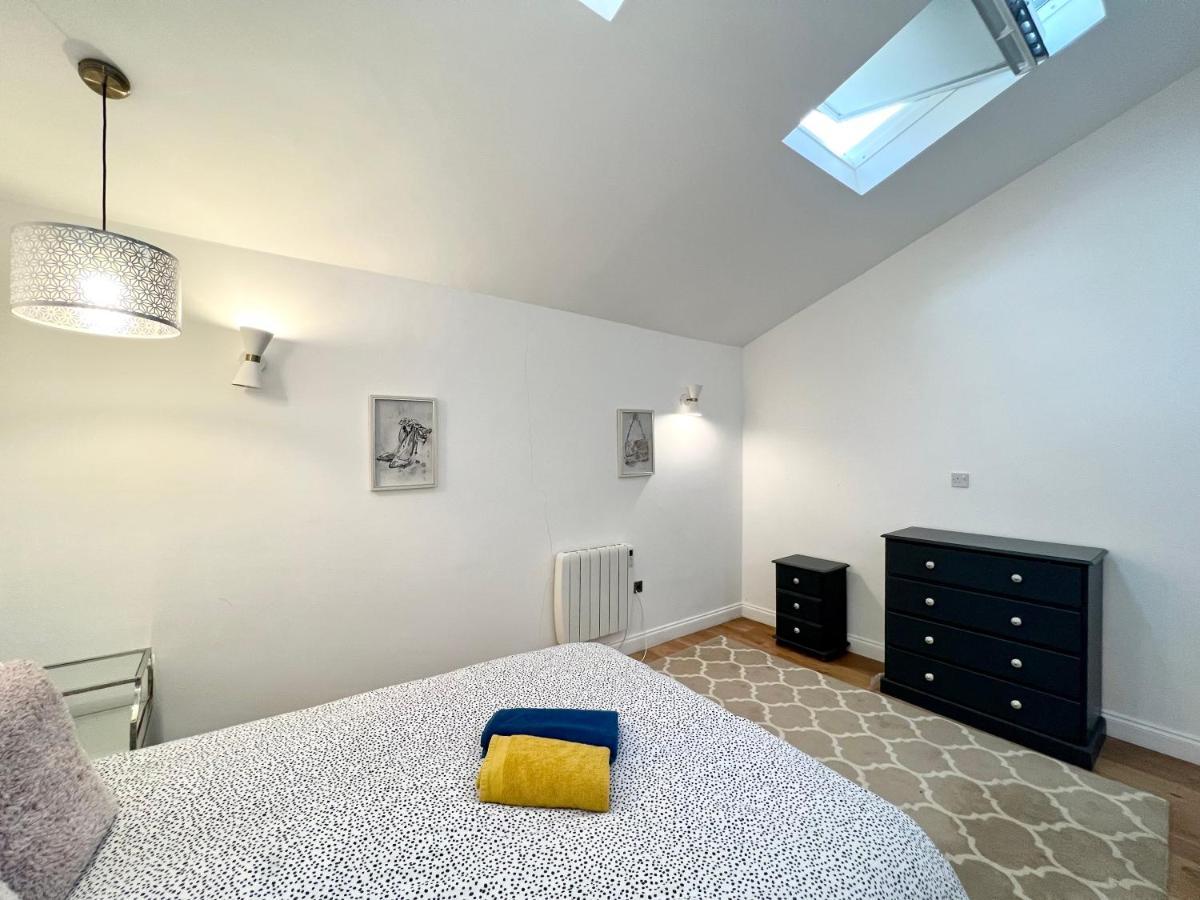 3 Cosy Homes Walking Distance To Mall With Parking Available To Book Separately 3 Bed House Or 1 Bed Apartment Or Studio Londra Dış mekan fotoğraf