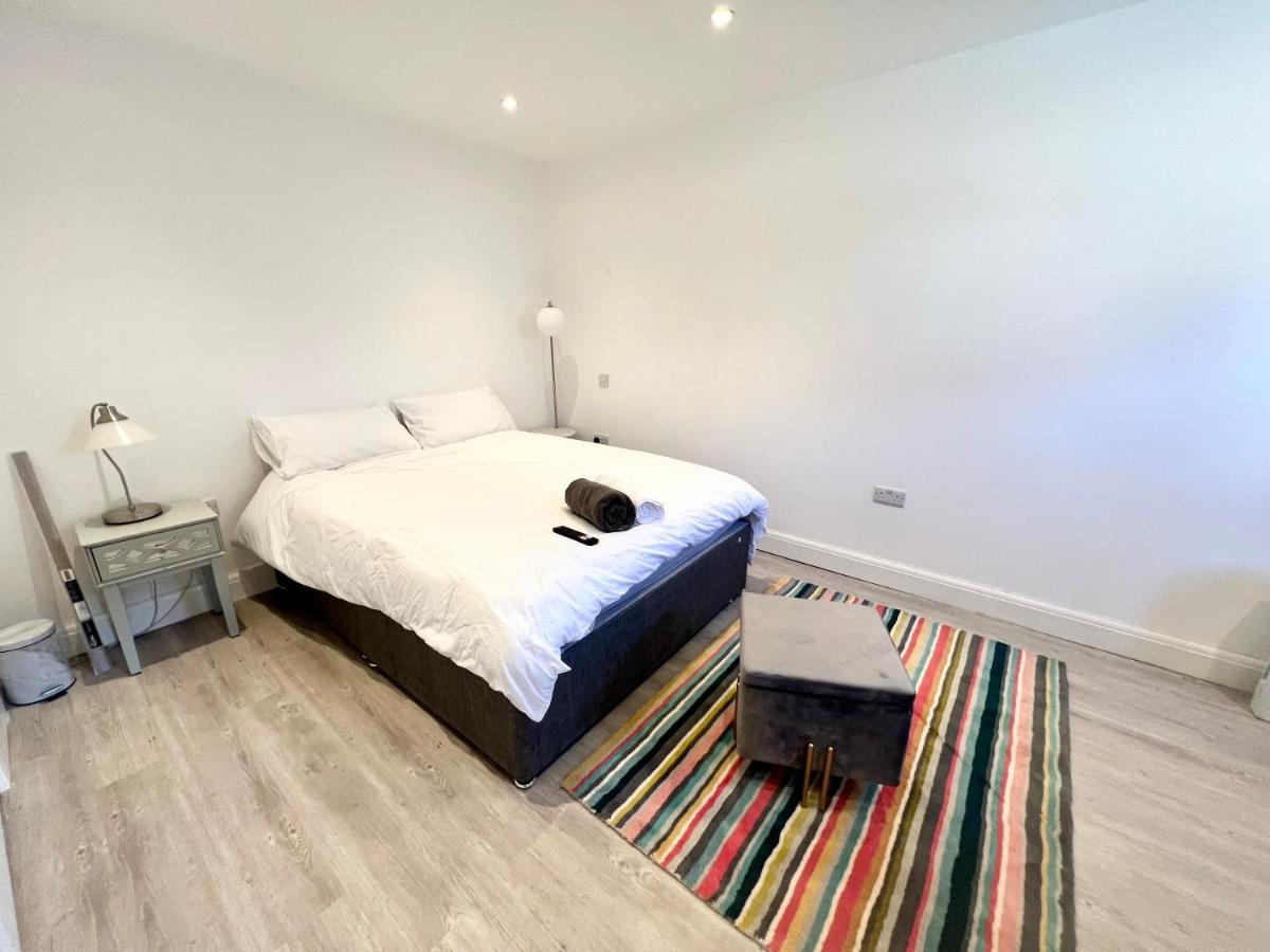 3 Cosy Homes Walking Distance To Mall With Parking Available To Book Separately 3 Bed House Or 1 Bed Apartment Or Studio Londra Dış mekan fotoğraf