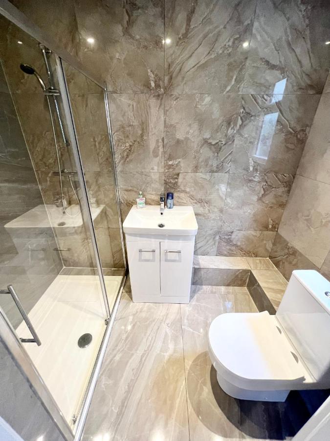 3 Cosy Homes Walking Distance To Mall With Parking Available To Book Separately 3 Bed House Or 1 Bed Apartment Or Studio Londra Dış mekan fotoğraf