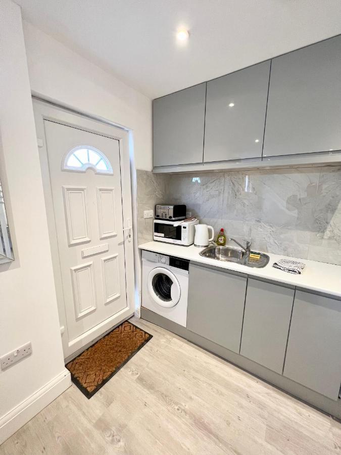 3 Cosy Homes Walking Distance To Mall With Parking Available To Book Separately 3 Bed House Or 1 Bed Apartment Or Studio Londra Dış mekan fotoğraf
