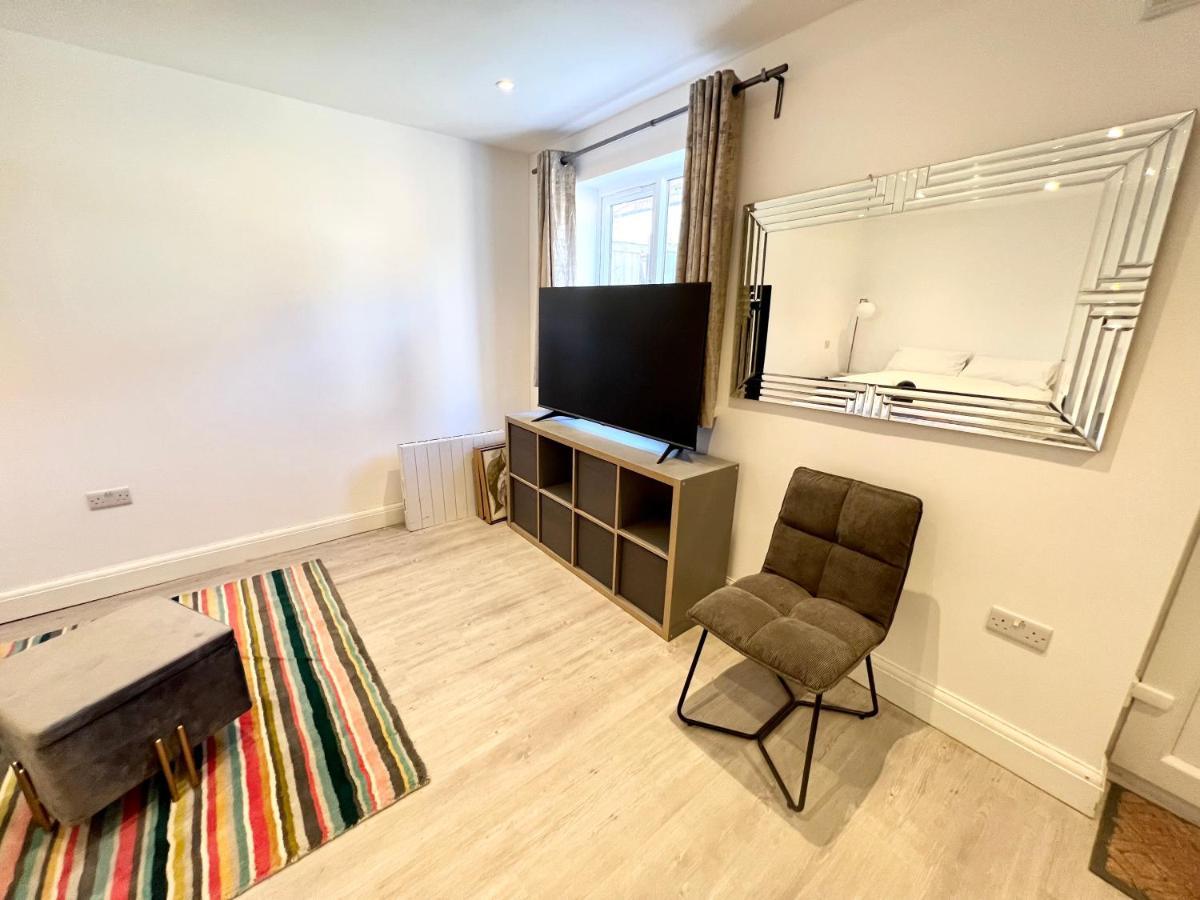 3 Cosy Homes Walking Distance To Mall With Parking Available To Book Separately 3 Bed House Or 1 Bed Apartment Or Studio Londra Dış mekan fotoğraf