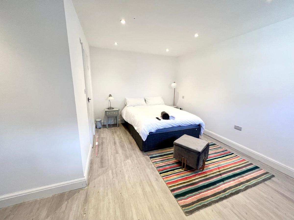 3 Cosy Homes Walking Distance To Mall With Parking Available To Book Separately 3 Bed House Or 1 Bed Apartment Or Studio Londra Dış mekan fotoğraf