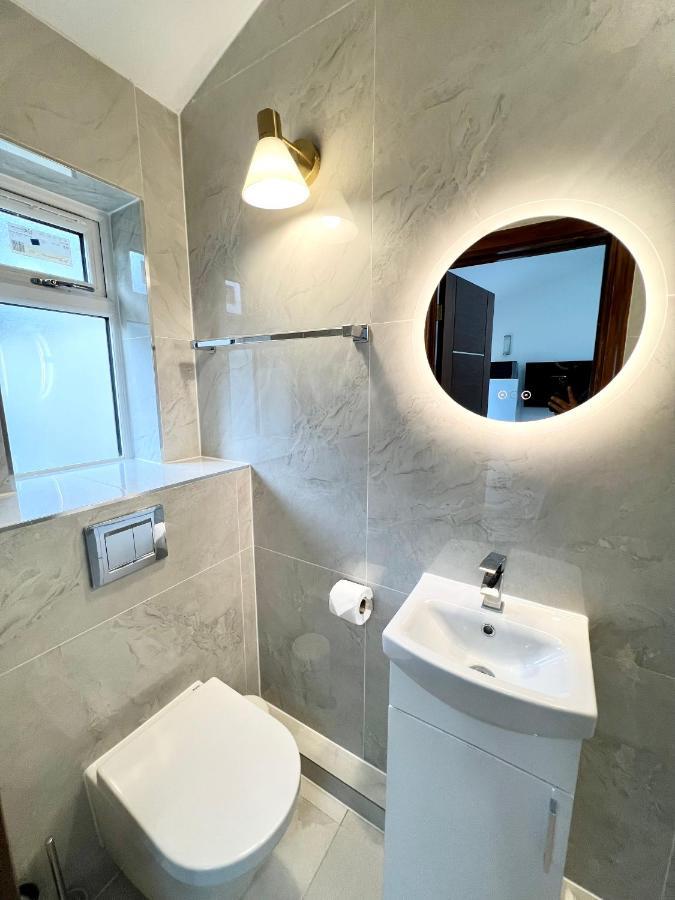 3 Cosy Homes Walking Distance To Mall With Parking Available To Book Separately 3 Bed House Or 1 Bed Apartment Or Studio Londra Dış mekan fotoğraf