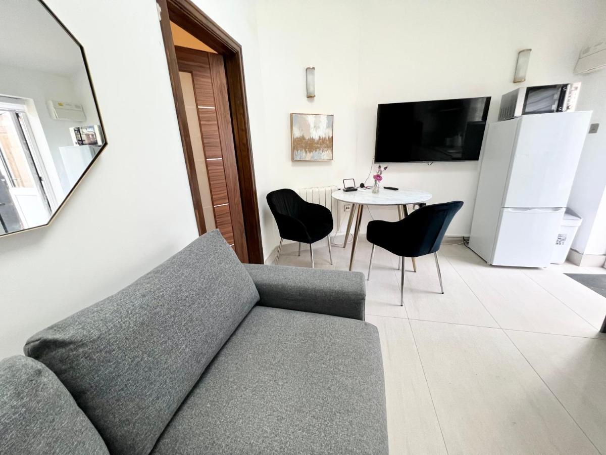 3 Cosy Homes Walking Distance To Mall With Parking Available To Book Separately 3 Bed House Or 1 Bed Apartment Or Studio Londra Dış mekan fotoğraf
